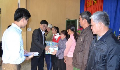 BVĐK Hùng Vương tặng quà tết cho các hộ gia đình hoàn cảnh đặc biệt khó khăn