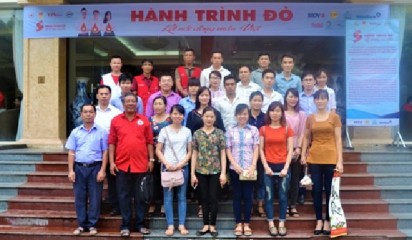 Đoàn viên thanh niên BVĐK Hùng Vương hăng hái tham gia hiến máu tình nguyện