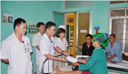 Tập thể Y bác sỹ khoa Nội – Nhi – Đông y BVĐK Hùng Vương quyên góp tiền giúp đỡ bệnh nhân nghèo