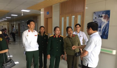 Đoàn thiện nguyện hội cựu chiến binh quận Hà Đông , thành phố Hà Nội thăm hỏi và trao quà cho bệnh nhân tại Bệnh viện đa khoa Hùng Vương.