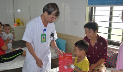 Trung thu ấm áp cho các bệnh nhi tại Bệnh viện đa khoa Hùng Vương.