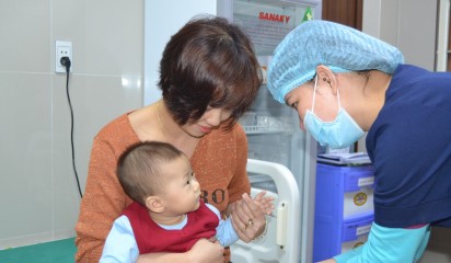 Trẻ em tiêm chủng tại Bệnh viện đa khoa Hùng Vương.