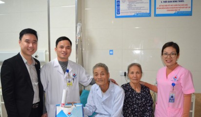 Tập thể bác sỹ khoa Nội - Nhi đông y chụp ảnh cùng bệnh nhân Hà Đình Thuật