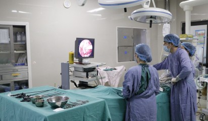 Phẫu thuật u nang buồng trứng phải cho bé gái 7 tuổi tại Khoa Phụ sản – Bệnh viện đa khoa Hùng Vương