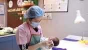 Cận cảnh phòng tắm bé sơ sinh - khoa Phụ sản Bệnh viện đa khoa Hùng Vương