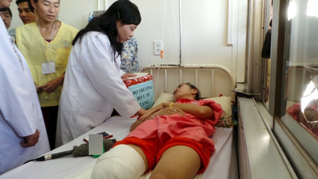 Vụ nữ sinh bị cưa chân: Công an đang điều tra, xác minh trách nhiệm của y, bác sĩ
