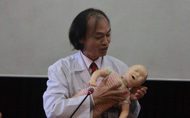 Nguyên Trưởng khoa Nhi BV Bạch Mai: Khi trẻ bị sốt, cha mẹ tuyệt đối không làm 5 điều sau