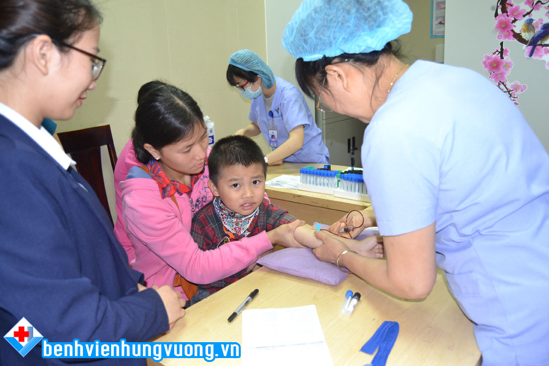 Chung tay vì sức khỏe cộng đồng- Bệnh viện đa khoa Hùng Vương khám sức khỏe miễn phí cho trẻ em khuyết tật.