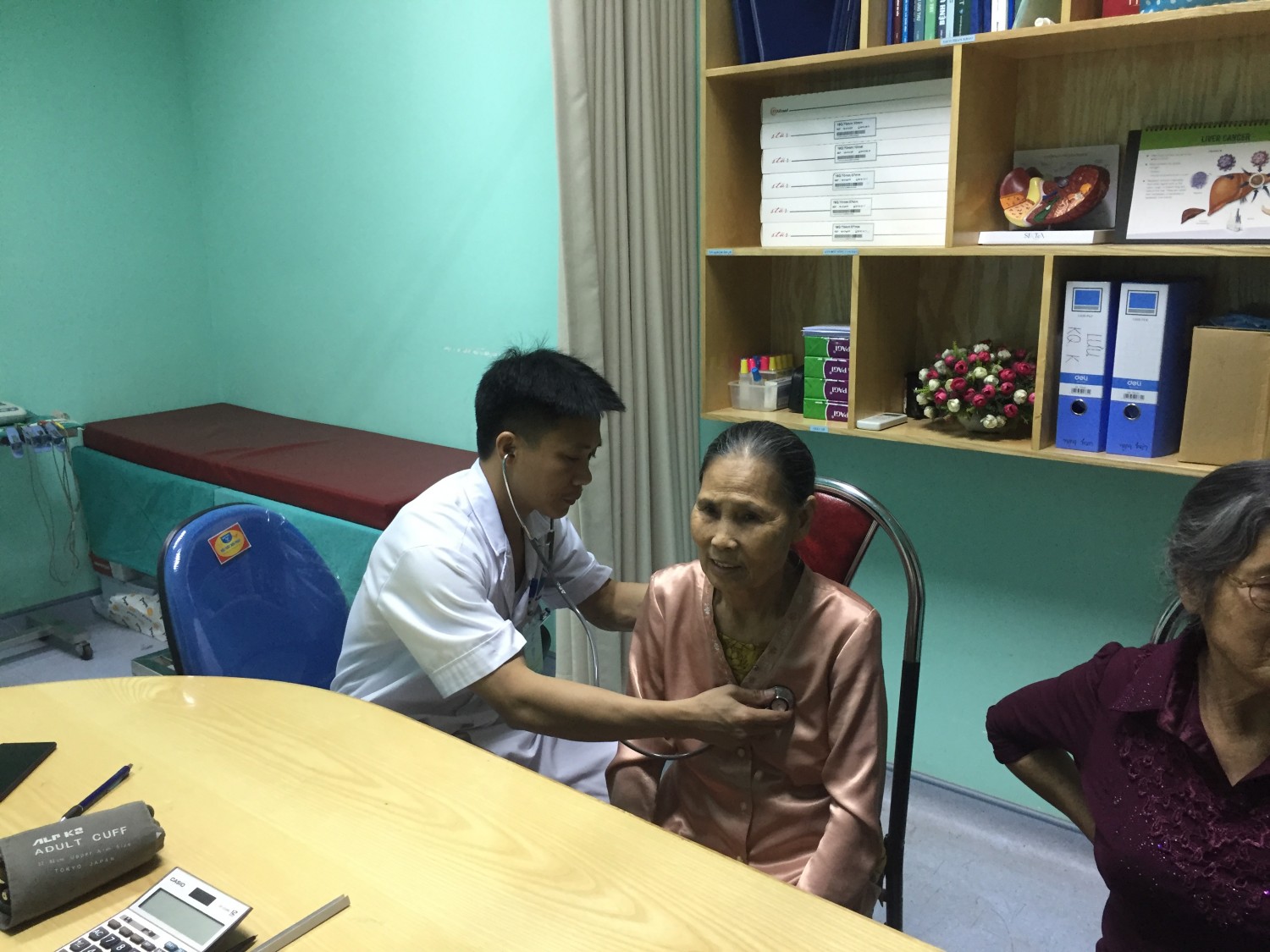 Khám sức khỏe và cấp thuốc miễn phí cho các cụ Hội người cao tuổi thị trấn Đoan Hùng.