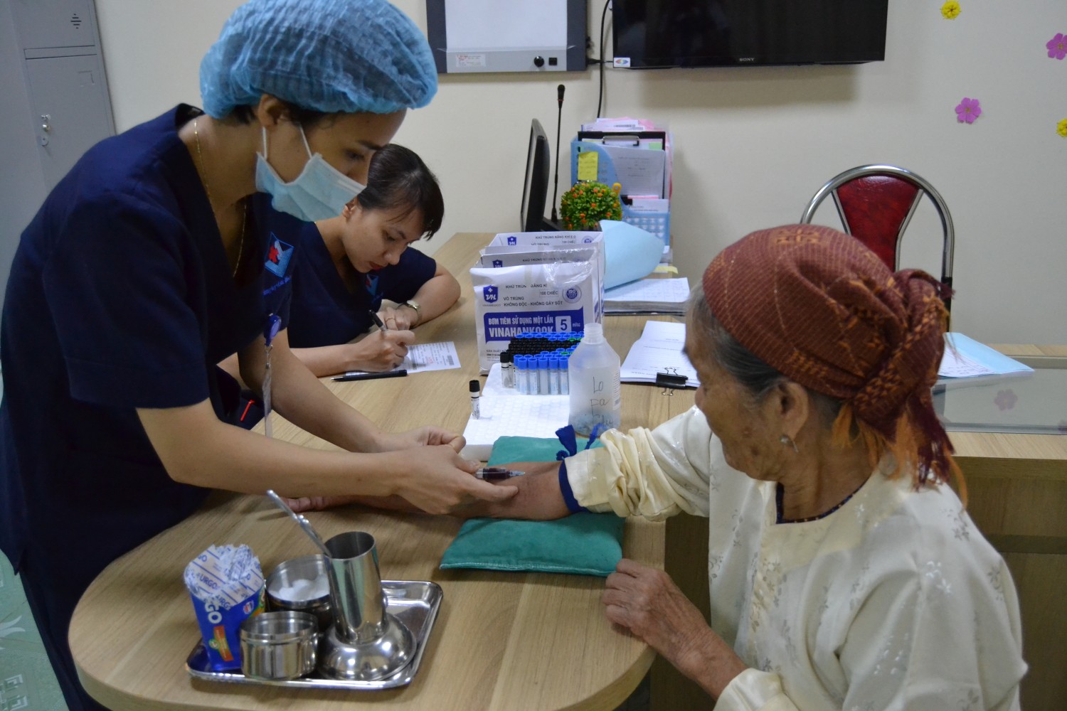 Khám bệnh và cấp thuốc miễn phí cho người cao tuổi tại bệnh viện đa khoa Hùng Vương.