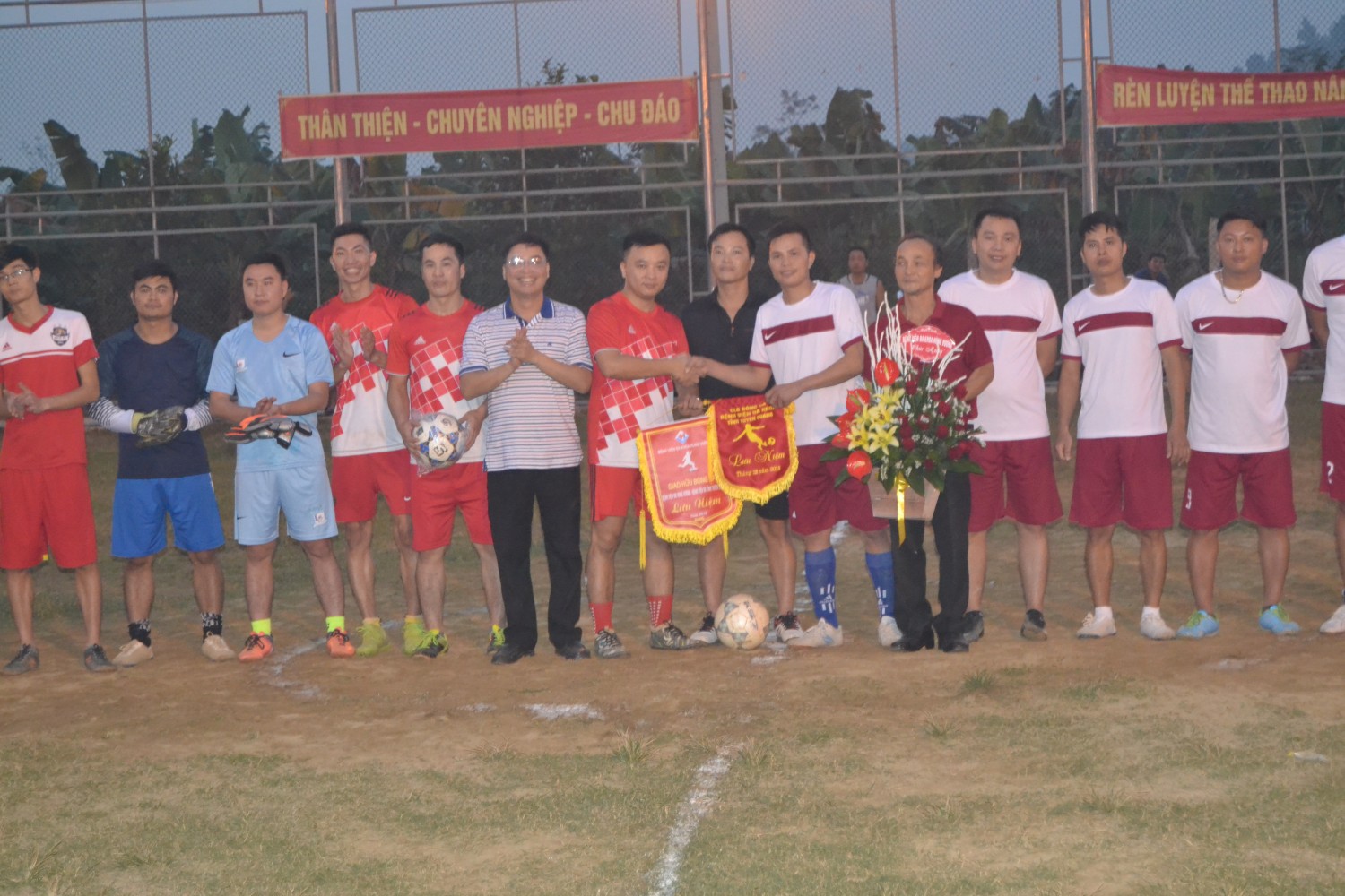 Giao hữu bóng đá: bệnh viện đa khoa Hùng Vương - Bệnh viện đa khoa tỉnh Tuyên Quang.