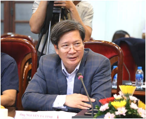 Ông Nguyễn Tá Tỉnh tham gia Giao lưu trực tuyến ""Những điểm mới trong chính sách BHYT từ tháng 12-2018" do BHXH Việt Nam phối hợp với Báo Nhân dân tổ chức.