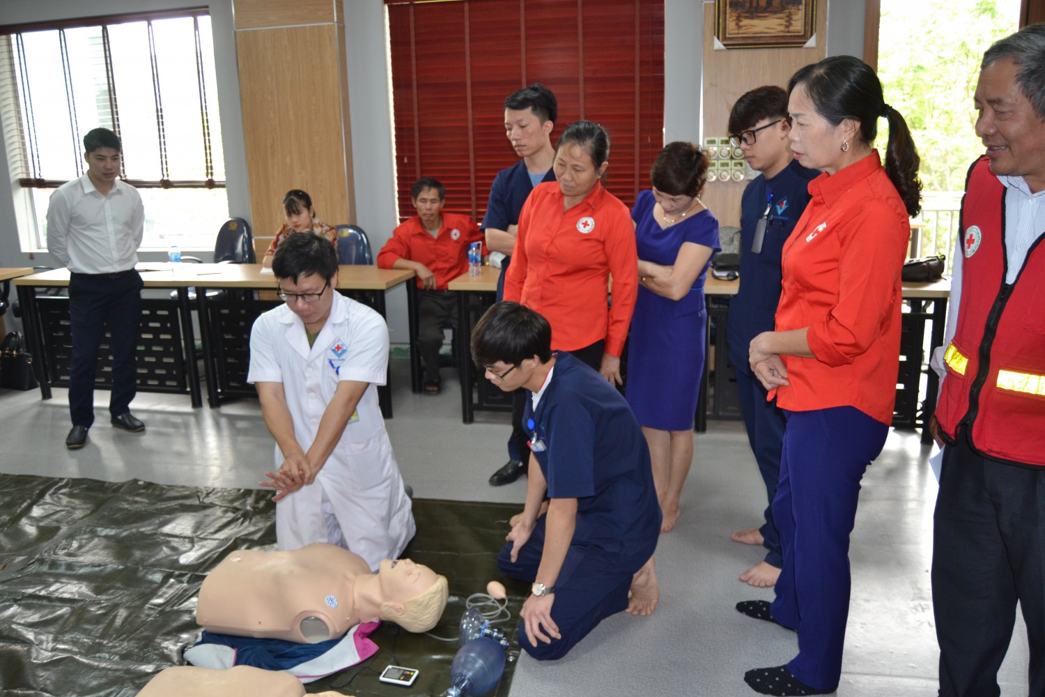 Bác sỹ Lương Minh Tuấn hướng dẫn học viên thực hành.