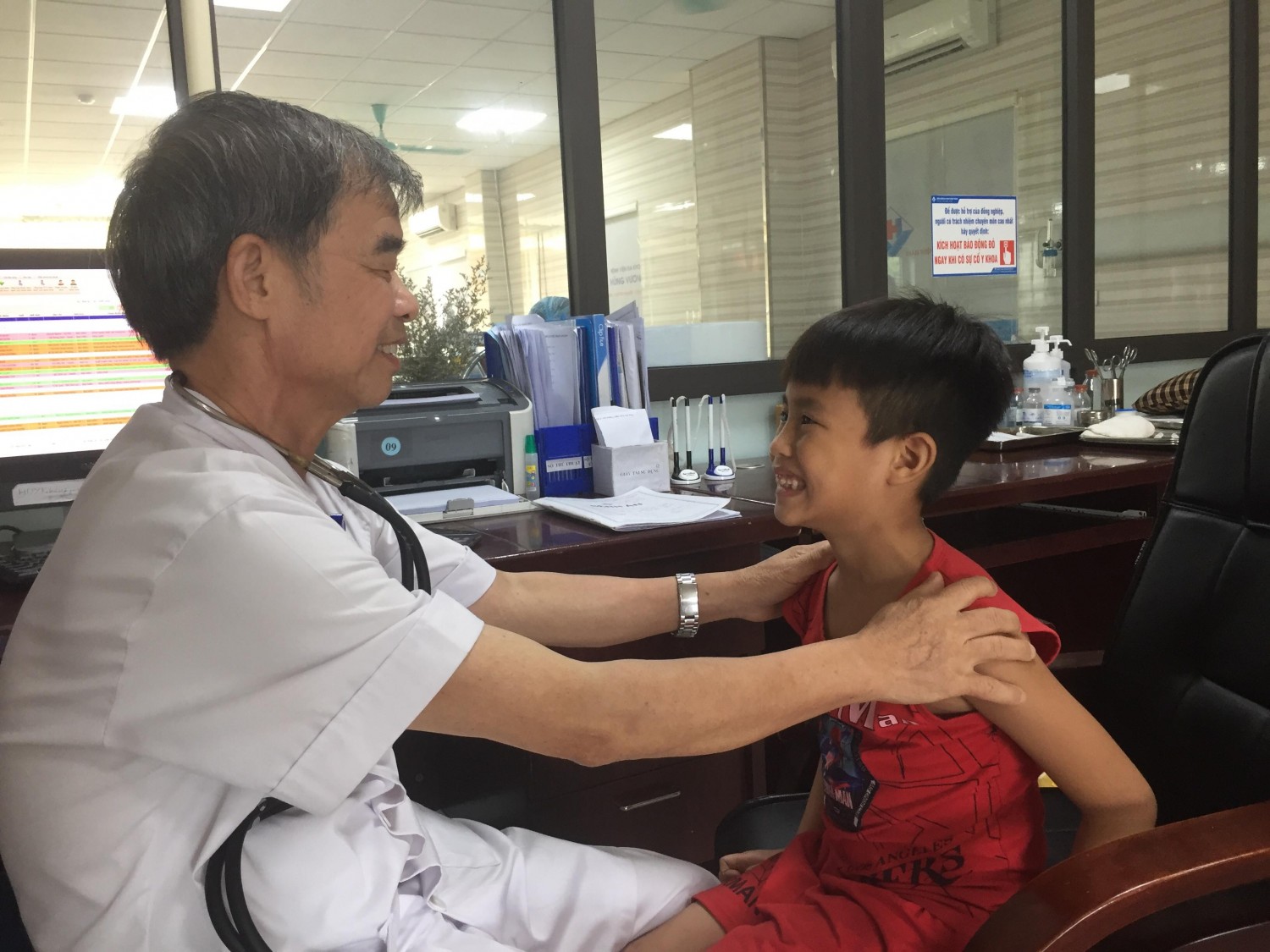 Bác sỹ CKII Y học cổ truyền Nguyễn Kim Hùng khám cho bệnh nhi.