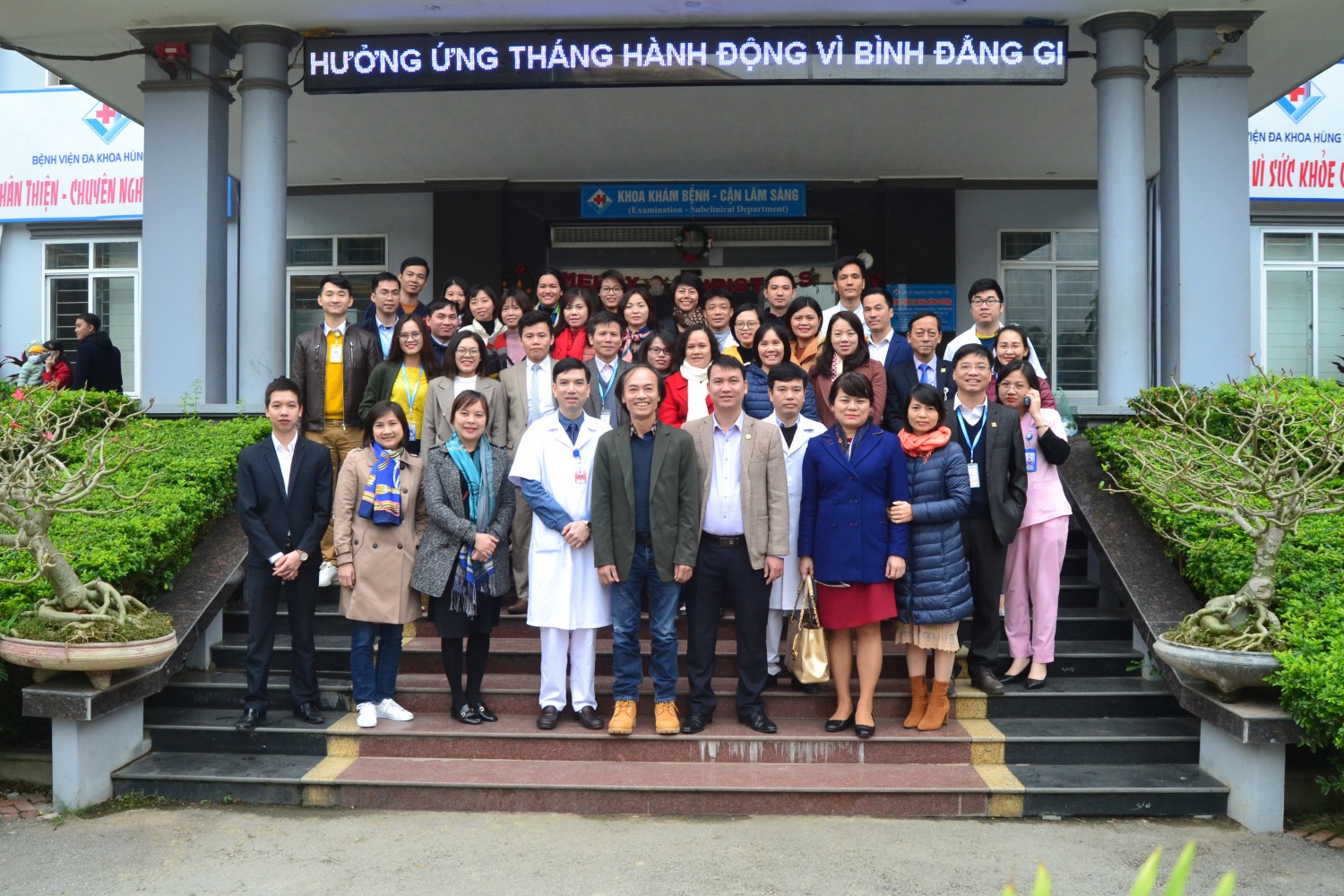 Chào mừng đoàn công tác Bệnh viện Bạch Mai làm việc tại Bệnh viện đa khoa Hùng Vương.