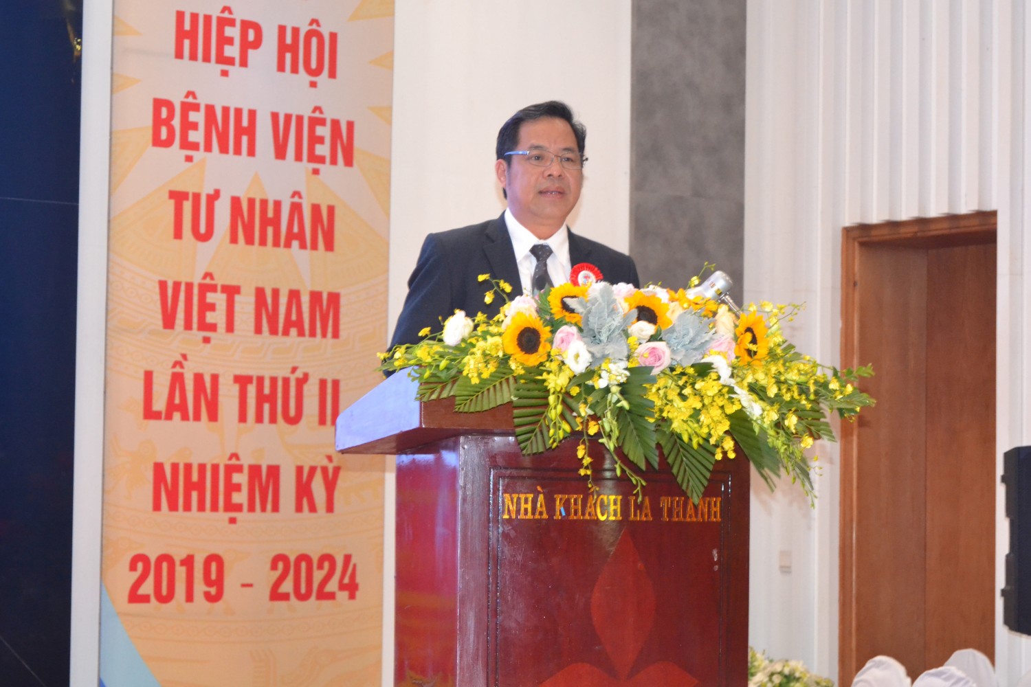 Ông Phạm Văn Học -PCT Hiệp hội tư nhân Việt Nam -Chủ tịch HĐQT-TGĐ Bệnh viện đa khoa Hùng Vương phát biểu tại đại hội