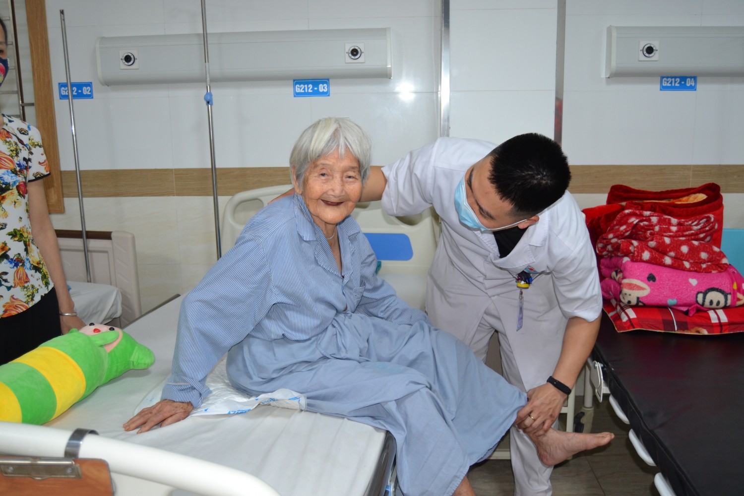 Phẫu thuật thay khớp háng lấy lại vận động chân trái cho cụ bà 99 tuổi