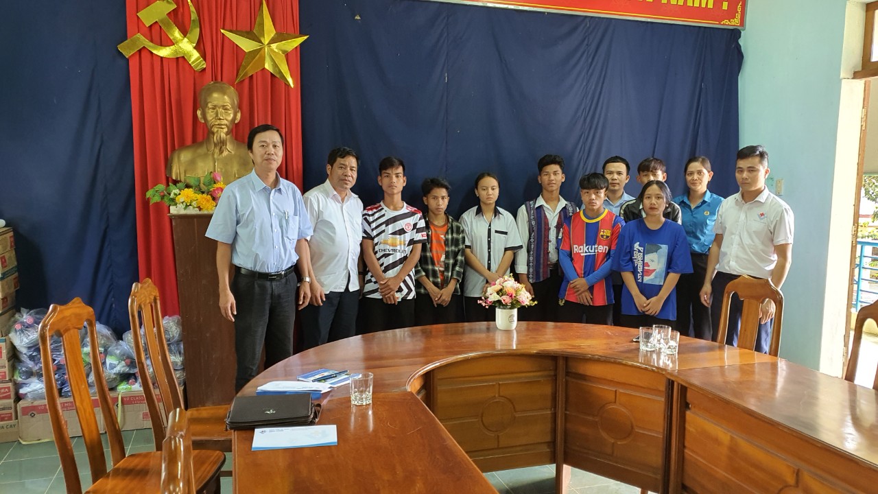 Vượt hơn 800km trao số tiền hơn 130 triệu đồng cho các em học sinh tại trường THPT huyện Nam Trà My - Quảng Nam
