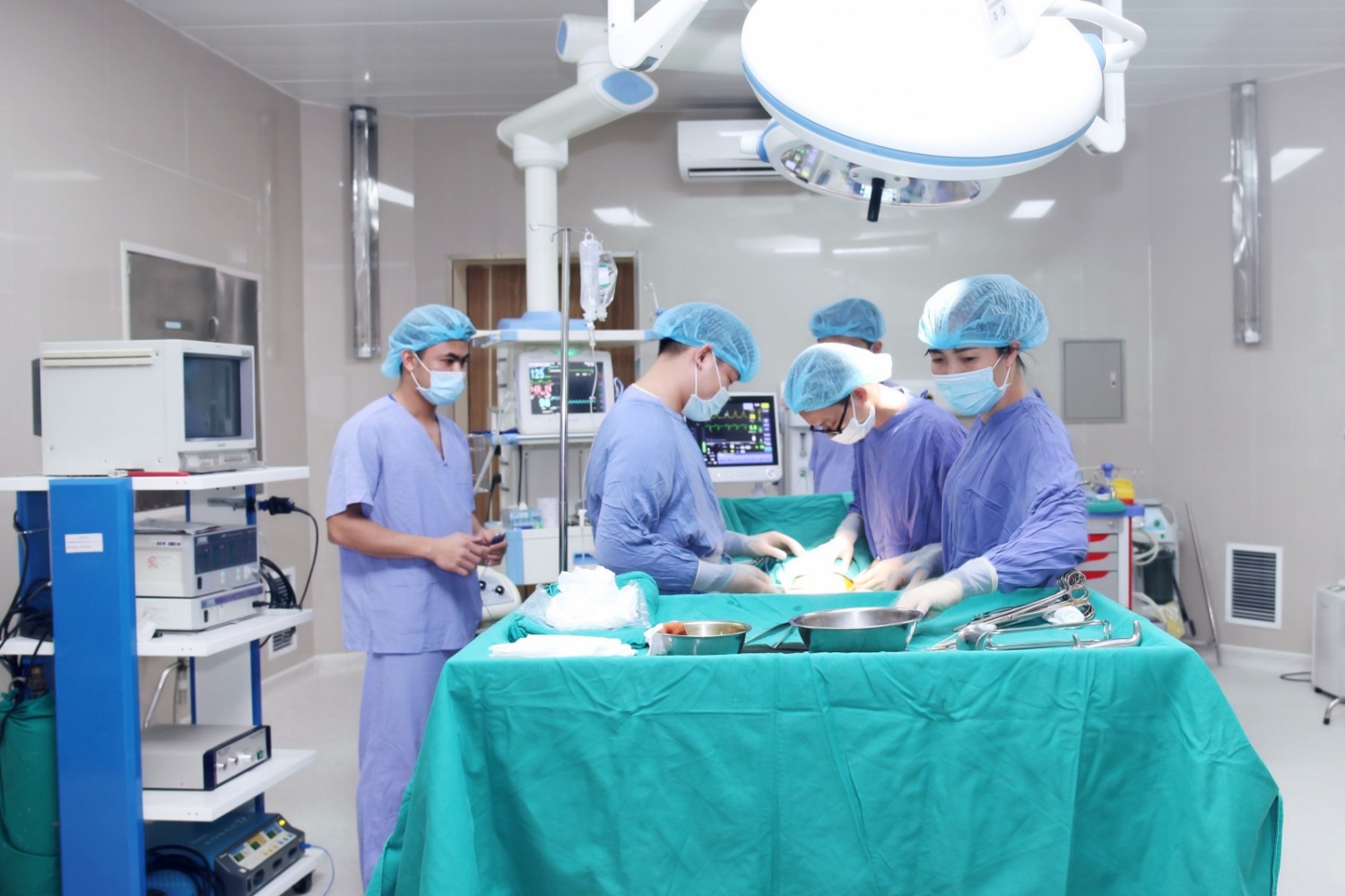 Bệnh viện Đa khoa Hùng Vương: Xây dựng đội ngũ cán bộ y tế “vừa hồng vừa chuyên”