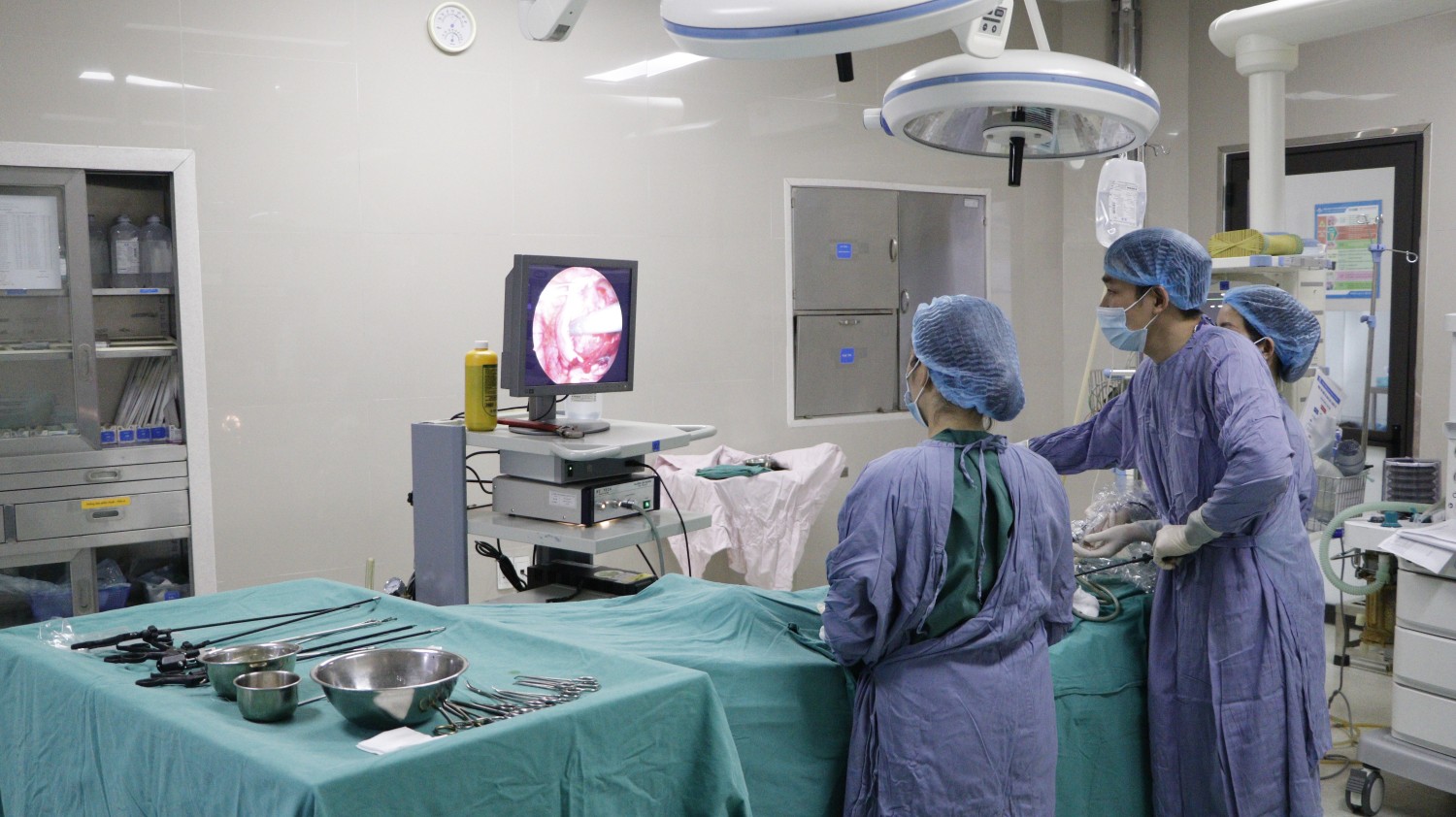 Phẫu thuật u nang buồng trứng phải cho bé gái 7 tuổi tại Khoa Phụ sản – Bệnh viện đa khoa Hùng Vương