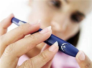 Máy thử đường máu mao mạch tại nhà là bạn đồng hành không thể thiếu đối với bệnh nhân đái tháo đường. Nguồn ảnh: Internet