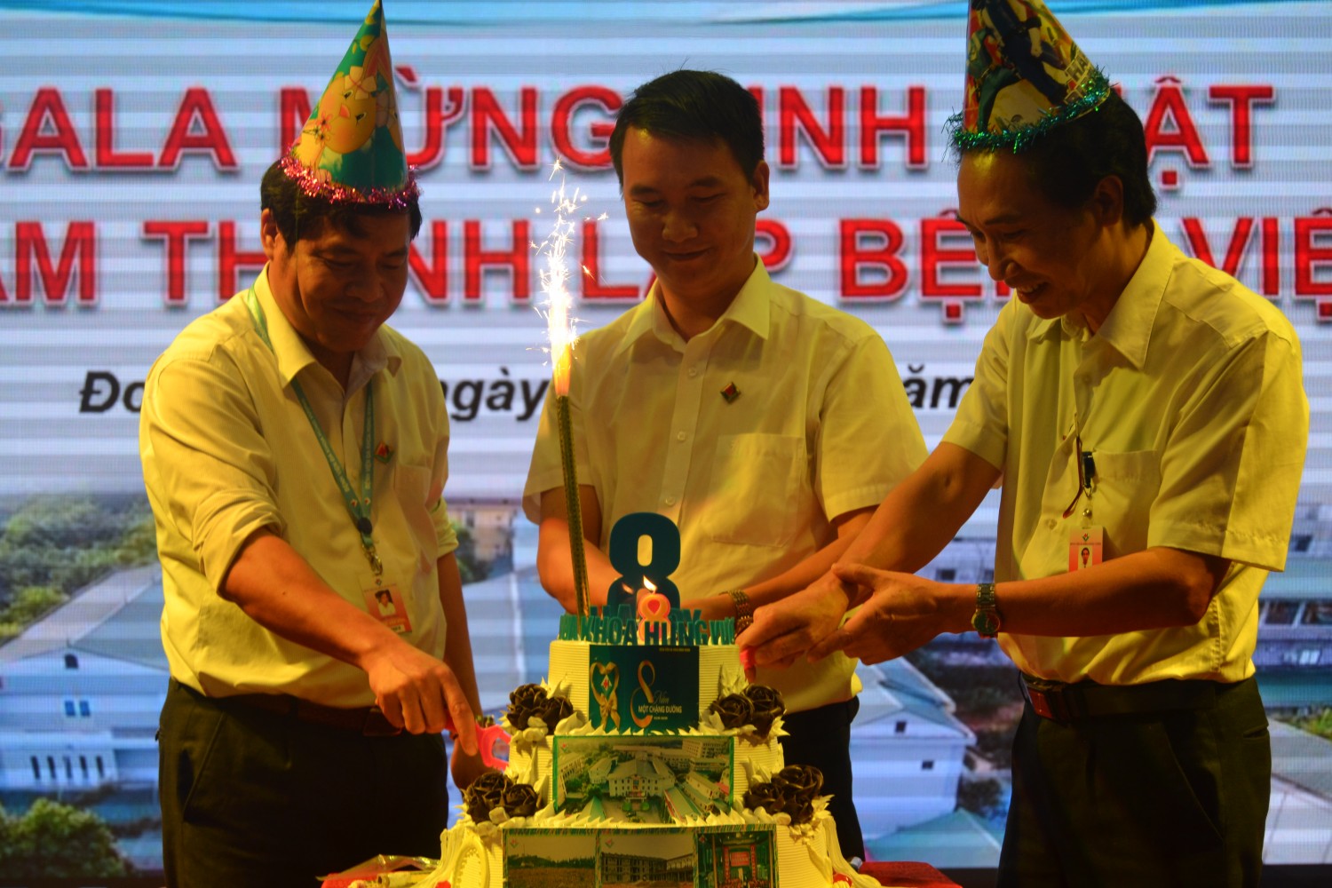 Bệnh viện đa khoa Hùng Vương tổ chức Gala mừng sinh nhật 08 năm